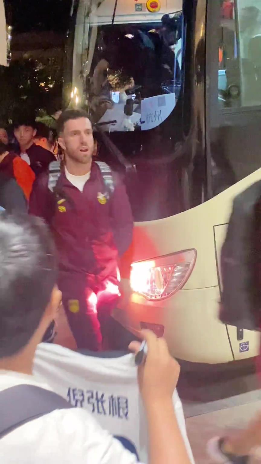 韋世豪嚇得箭步逃跑！國(guó)足深夜到酒店差點(diǎn)被摁在車(chē)頭不讓走