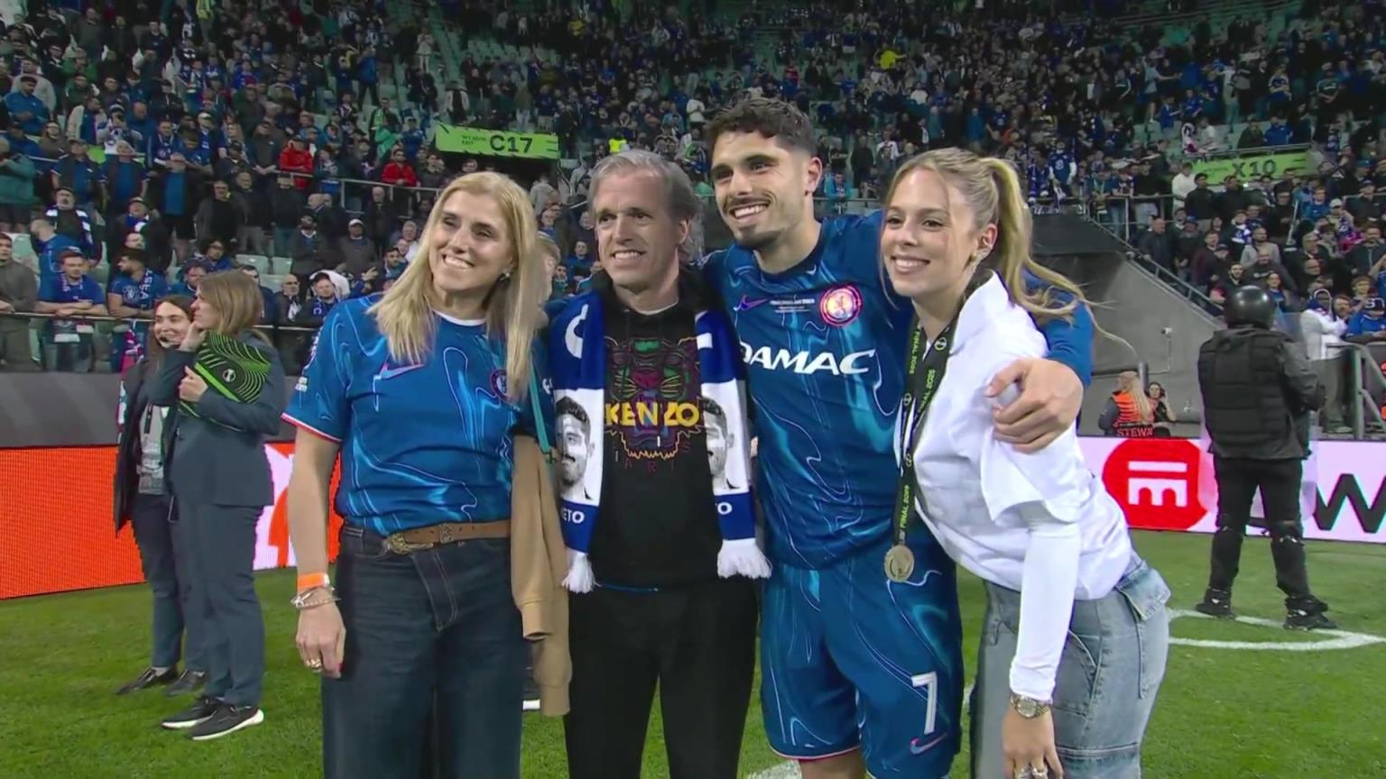 內(nèi)托好福氣！奪冠后高顏值女友來合照，身材相當(dāng)哇塞！