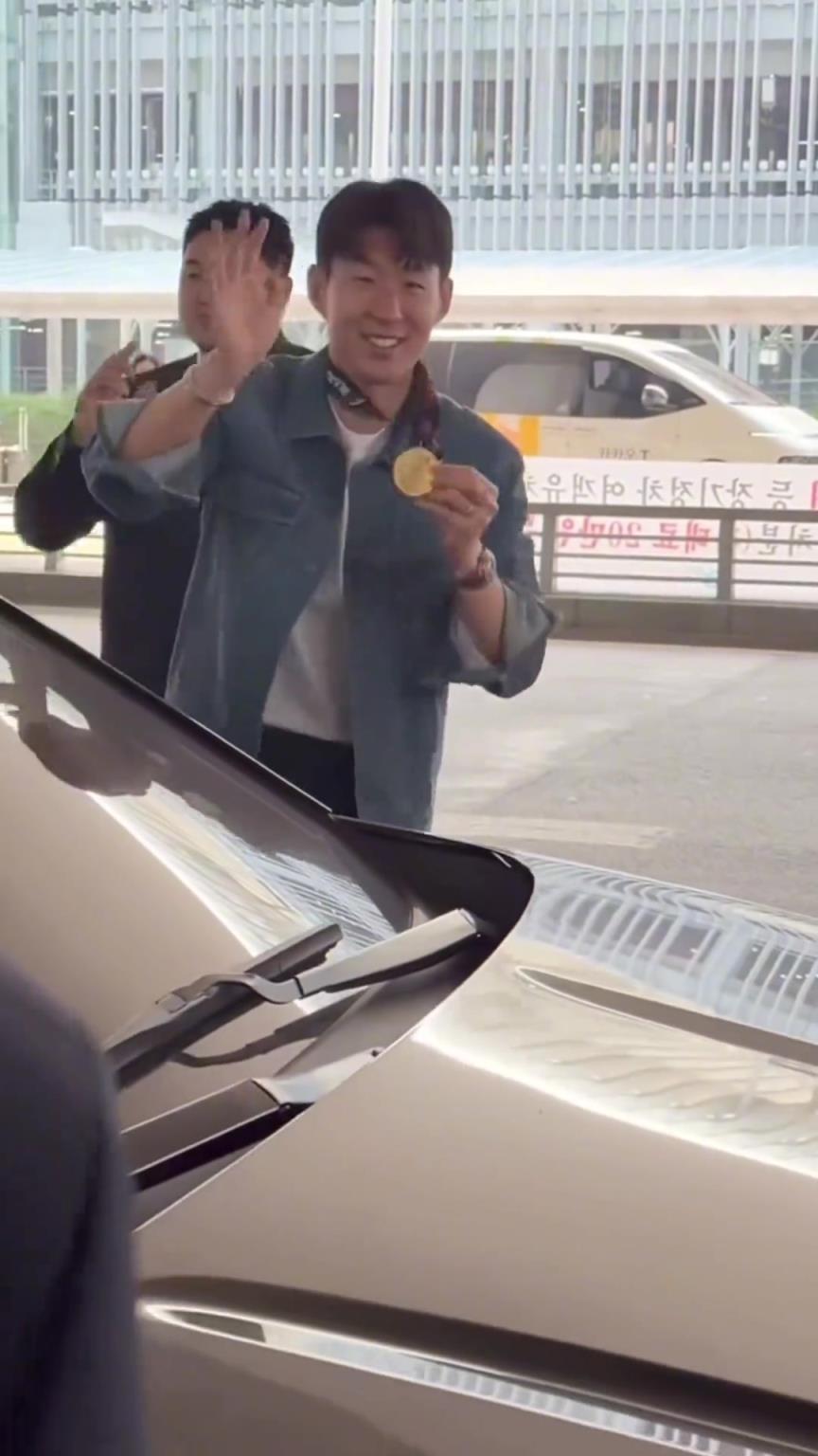 衣錦還鄉(xiāng)！孫興慜返回韓國，眾多女球迷讓其把歐聯(lián)獎牌戴上