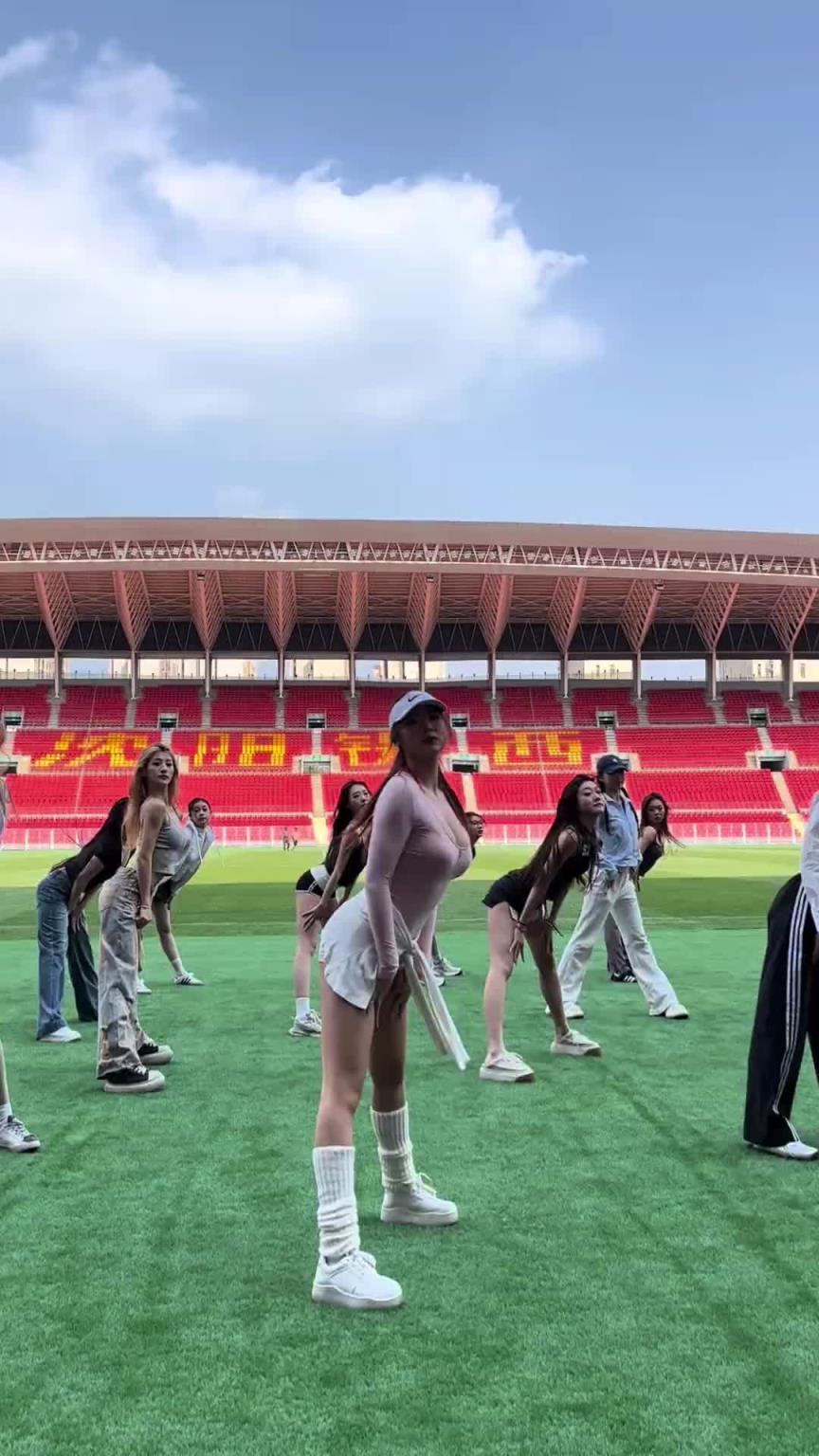 好看！在彩排的遼寧鐵人啦啦隊(duì)小姐姐們