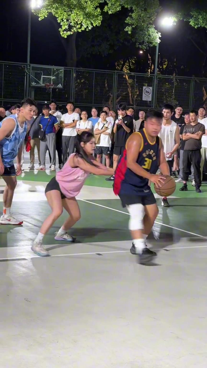 這哥們看見(jiàn)防自己的是女生，一個(gè)勁背打，球也不傳了